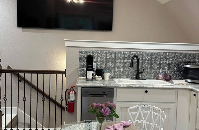 Charming 1-bedroom studio with AC near Blue Ostrich Winery