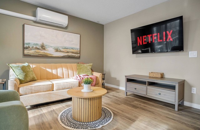 Spacious Riverfront DT Condo: 3 Beds, AC, Heated Parking, Stampede & Saddledome