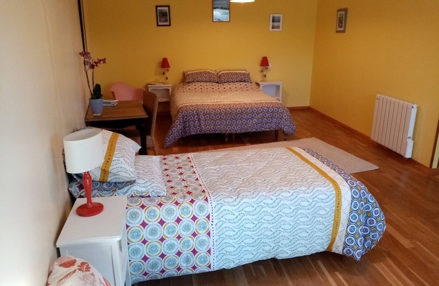 Amplia habitación AMARILLA - Desayuno incluido.
