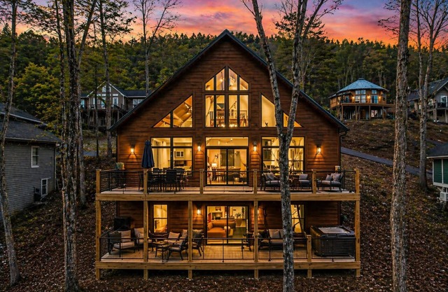 Stunning New 6BR Luxury Cabin | Hot Tub, Resort Amenities, Mountain Views & Designer Finishes Throughout
