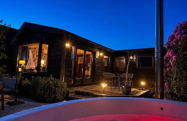 `t Blauwe Huysje at the waterfront including sauna and hot tub