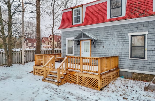 The Cozy Cottage Loft · Walk to Downtown & UNB
