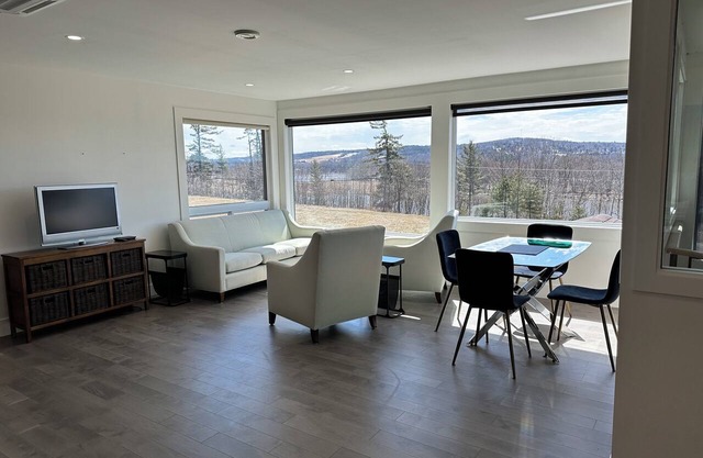 This beautiful overlooking the River Valley equipped with gorgeous home office!