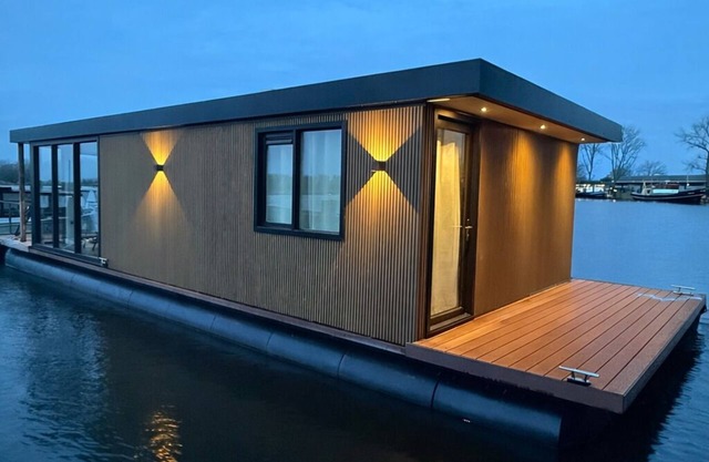 Unique stay on the water, houseboat Loosdrecht