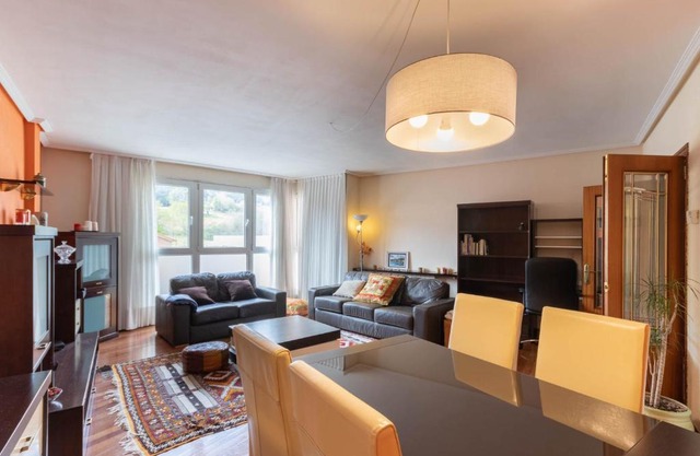 URDULIZ con aparcamiento de Aston Rentals