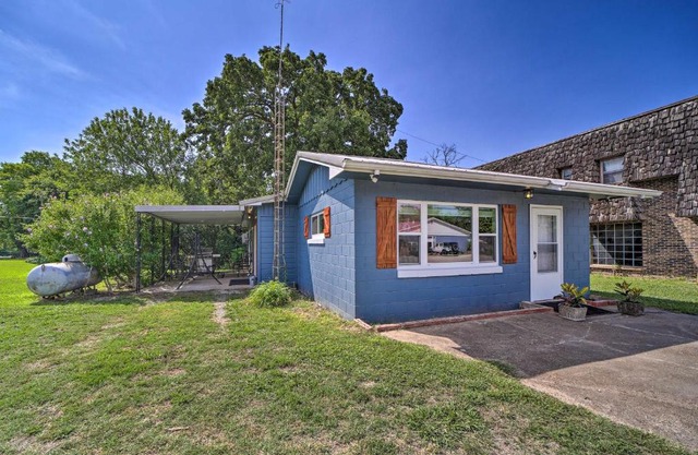 Walk to Lake: Historic Disney Home
