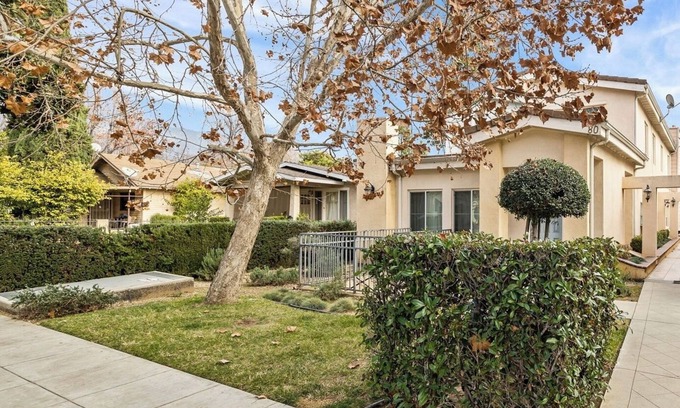 Lamanda Park Casa | 3-Bedroom Townhome In Fantastic Pasadena With Free WiFi, AC, 2-Car Garage