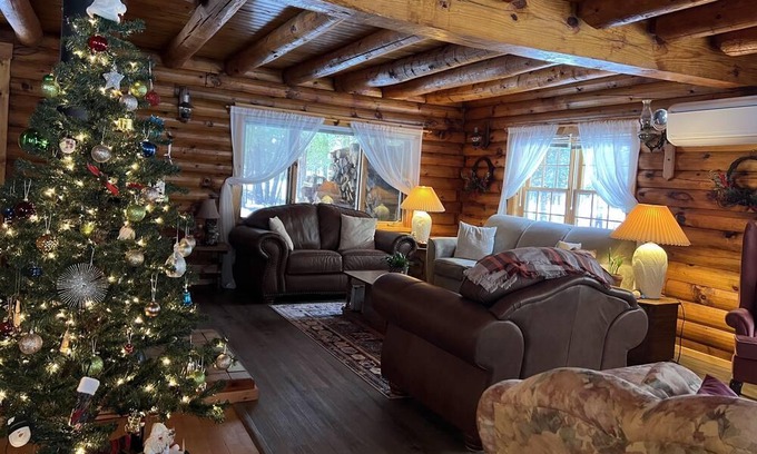 Keswick Ridge Casa | Cozy Rustic log-house in the city - 5bedrooms - private pond & covered bridge