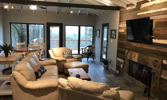Pottsboro Casa | Lakeview @ Firefly Hideaway Lake Texoma Hot Tub King Bed FirePit Boat Parking