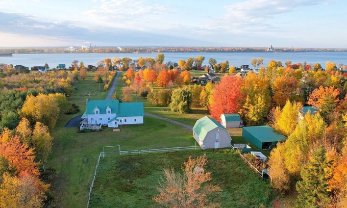 Trois-Rivieres Casa | Magnificent Ranch-style estate with Spa, game room. 10min from Trois-Rivieres