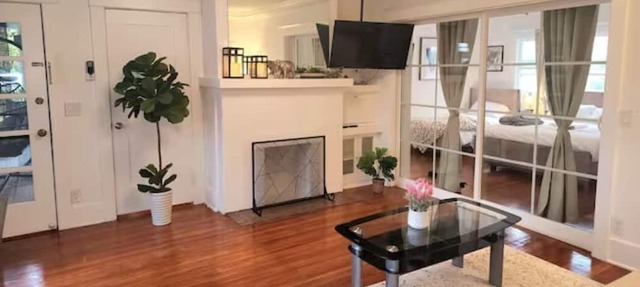 SP18 Prime location LUXE 2Bedroom / 1Bath Apartment kingsize bed!