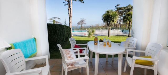 Muy bonito apartamento en la planta baja frente a la piscina, con hermosa vista al mar.
