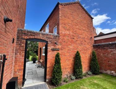 The Old Coach House - A beautifully renovated detached coach house in the centre of Astwood Bank