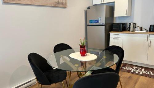 Richies Place Modern 2BR, Parking & Private Entry