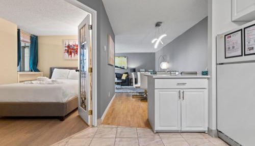 Modern 2 bedroom next to Stampede, 17th w Parking