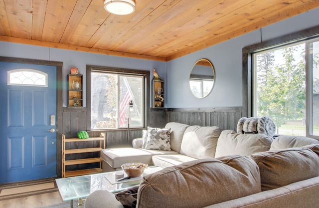 Quaint Ironton Getaway w/ Fire Pit, Gas Grill!