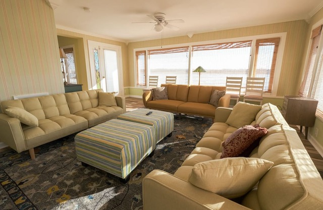 Beautiful 2 bed, 2 bath condo on St Clair River in Marysville, MI - U1