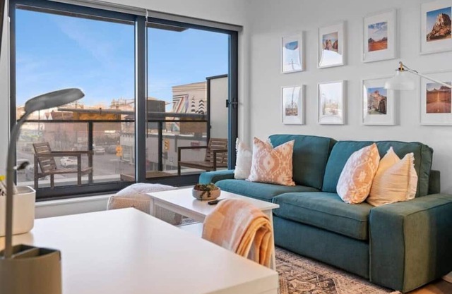 "Baja Blast" 2BR |Mins to Stampede | Rooftop Patio