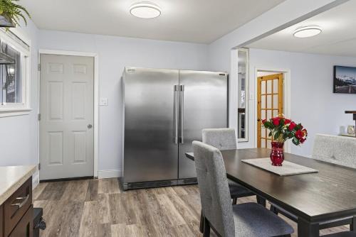 Spacious 5BR Home 2 Kitchens Sleeps 10 Near UNB