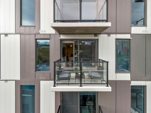 Calgary Tower View with Rooftop Patio & UG Parking