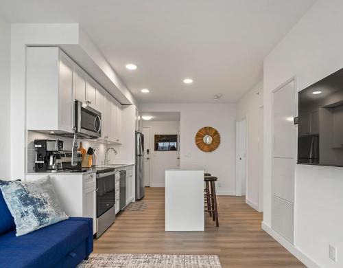 Exquisite 2 Bed Condo near DT Core WFree Parking