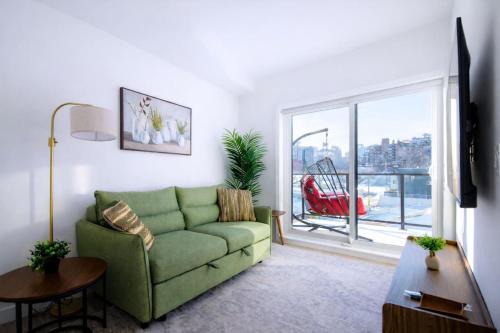 Executive Suite Downtown Skyline View UG Parking