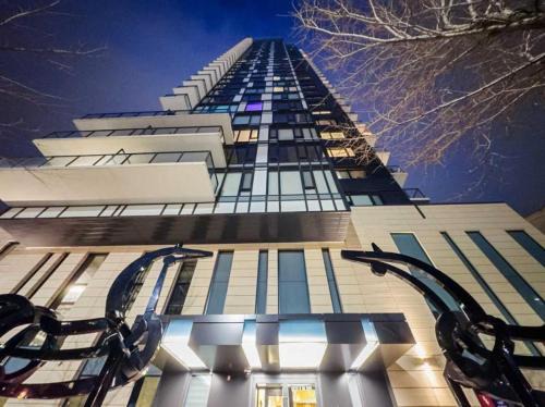 MicroNest - Modern Overlooking Downtown Parking